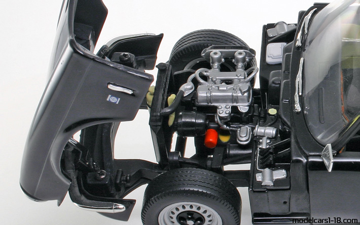 1970 - Triumph Spitfire MkIV Chrono 1/18 (Schwarz) Motor