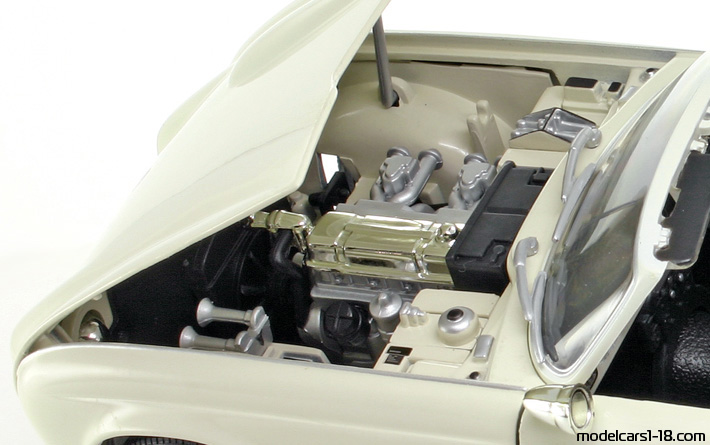 1962 - Triumph TR4 Jadi 1/18 (Weiß) Motor