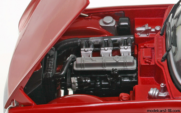 1969 - Triumph TR6 ERTL 1/18 (Rot) Motor