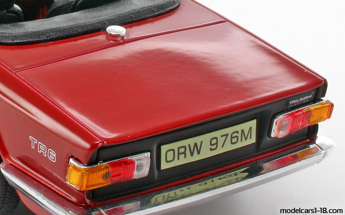 1969 - Triumph TR6 ERTL 1/18 (Rot) Kofferraum / Klappbare Scheinwerfer