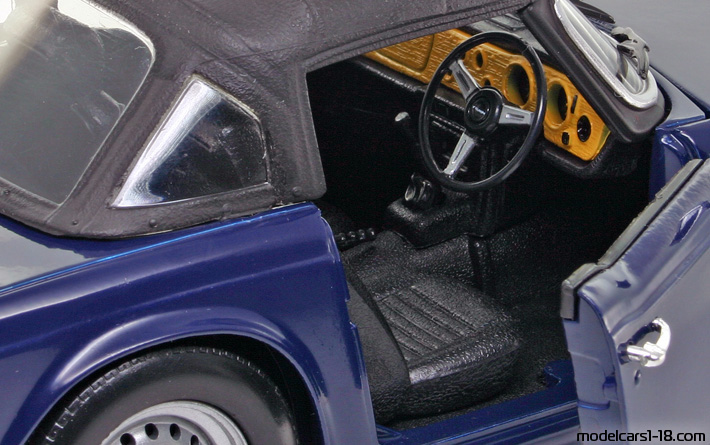 1969 - Triumph TR6 ERTL 1/18 (Blau) Innenraum Armaturenbrett