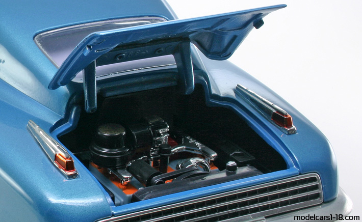 1948 - Tucker Torpedo Road Signature 1/18 (Blau) Motor