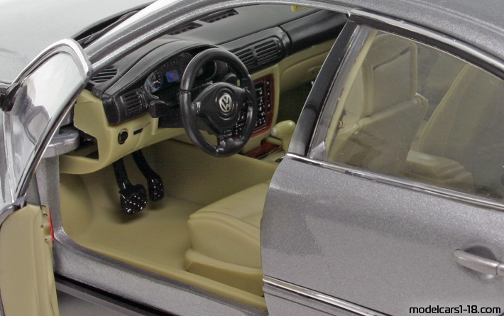 2001 - Volkswagen Passat V6 4Motion Welly 1/18 (Grau) Innenraum Armaturenbrett