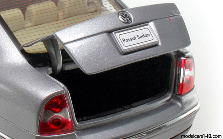 2001 - Volkswagen Passat V6 4Motion Welly 1/18 (Grau) Kofferraum / Klappbare Scheinwerfer