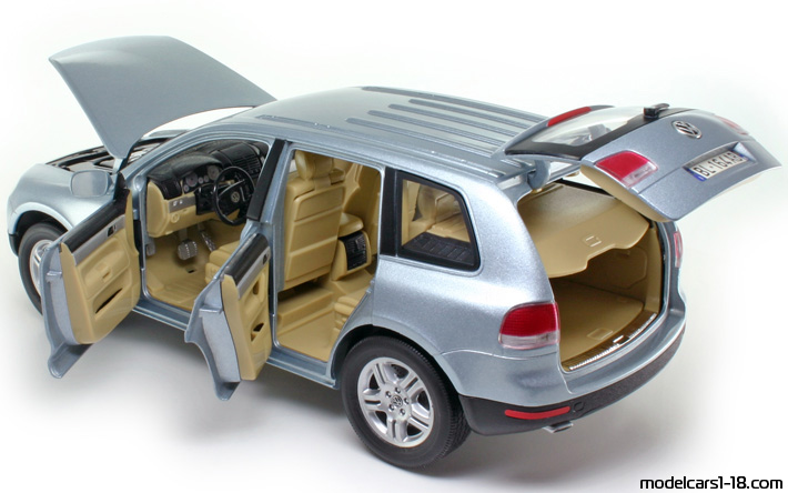 2002 - Volkswagen Touareg V10 TDI Bburago 1/18 (Blau) Zu öffnende Teile