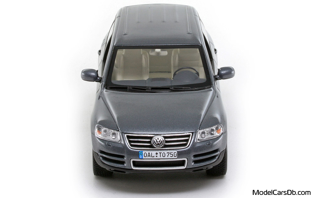 2002 - Volkswagen Touareg V10 TDI Minichamps 1/43 (Grau) Front
