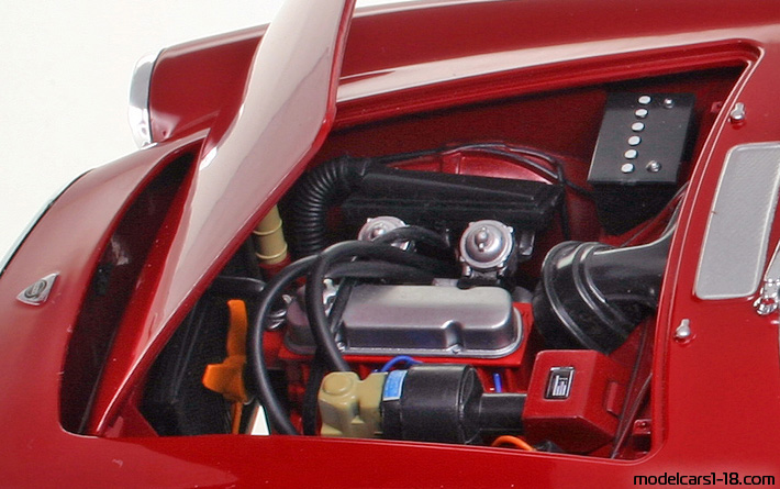 1967 - Volvo P1800 S Revell 1/18 (Rot) Motor