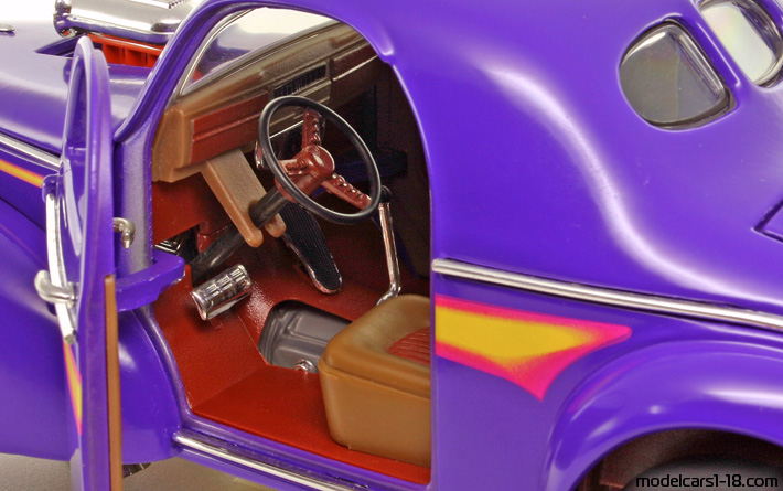 1941 - Willys Americar Road Legends 1/18 (Lila / Gelb) Innenraum Armaturenbrett