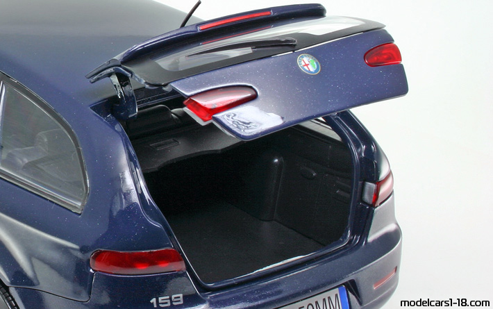 2006 - Alfa Romeo 159 Sportwagon Mondo Motors 1/18 (Blau) Kofferraum / Klappbare Scheinwerfer