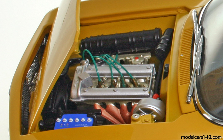 1967 - Alfa Romeo 1750 GTV AutoArt 1/18 (Orange) Motor