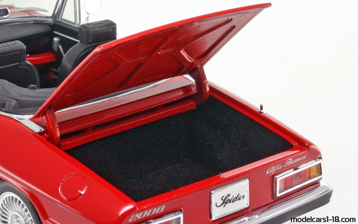 1969 - Alfa Romeo 2000 Spider Veloce Ricko 1/18 (Rot) Kofferraum / Klappbare Scheinwerfer