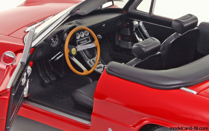 1970 - Alfa Romeo 2000 Spider Minichamps 1/18 (Red) Interior dashboard