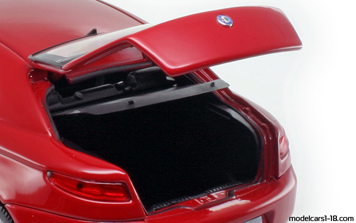 2003 - Alfa Romeo GT Welly 1/18 (Red) Trunk / Popup headlights