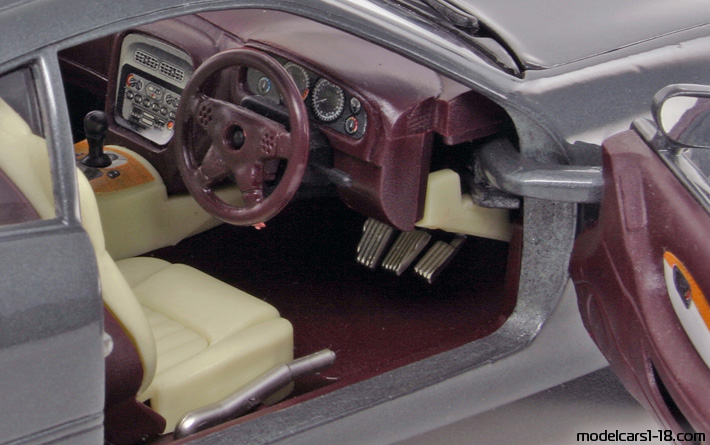 1993 - Aston Martin DB7 Guiloy 1/18 (Blue) Interior dashboard