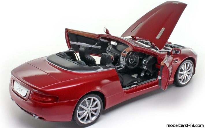 2004 - Aston Martin DB9 Volante Solido 1/18 (Rot) Zu öffnende Teile