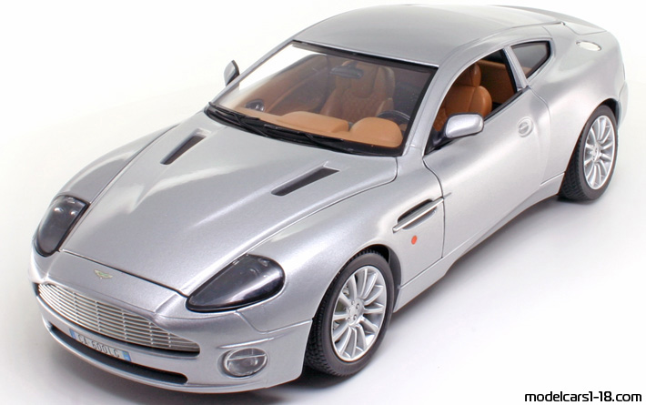 2001 - Aston Martin V12 Vanquish Bburago 1/18 - Front left side