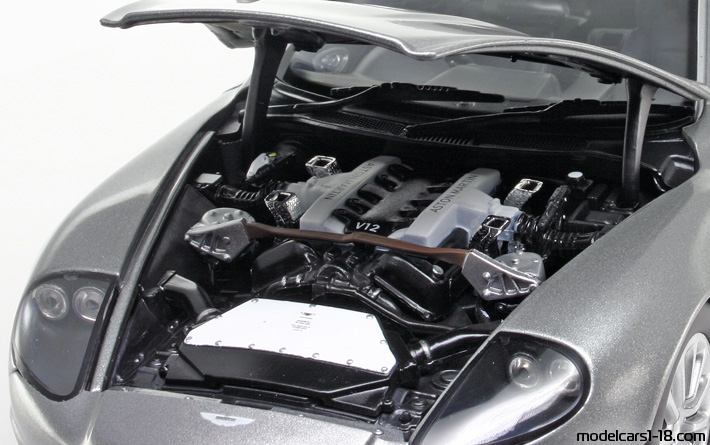 2002 - Aston Martin V12 Vanquish Beanstalk 1/18 (Grau) Motor