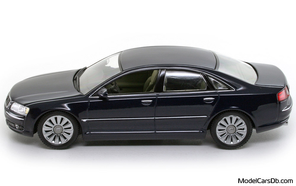 2005 - Audi A8 (D3) Minichamps 1/43 (Blue) Side