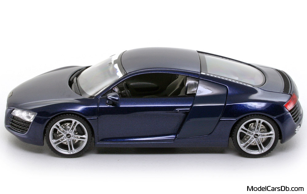2006 - Audi R8 (42) Schuco 1/43 (Blau / Blau) Seite