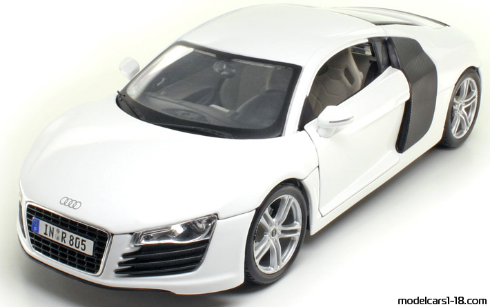 2007 - Audi R8 (42) Maisto 1/18 (Weiß / Schwarz) Vorne linke Seite