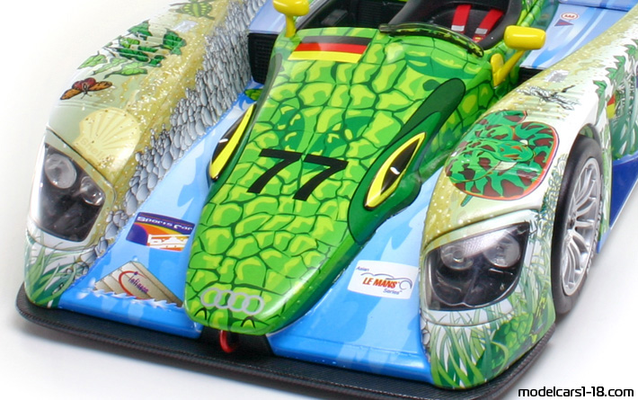 2001 - Audi R8 Maisto 1/18 (Grün / Blau) Kofferraum / Klappbare Scheinwerfer