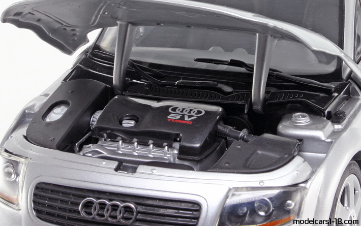 1998 - Audi TT Roadster (8N) Revell 1/18 (Hellsilber) Motor