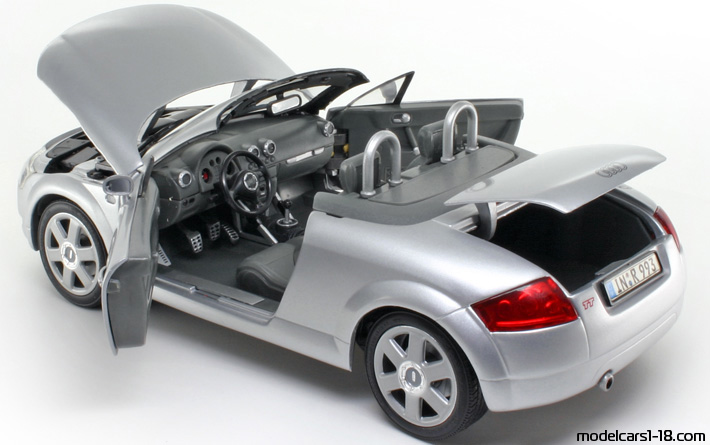 1998 - Audi TT Roadster (8N) Revell 1/18 (Hellsilber) Zu öffnende Teile