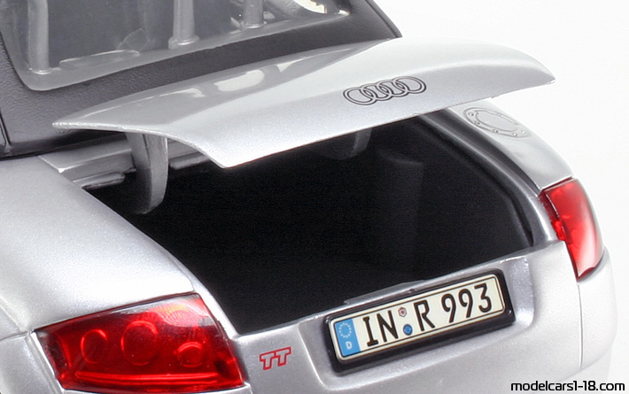 1998 - Audi TT Roadster (8N) Revell 1/18 (Hellsilber) Kofferraum / Klappbare Scheinwerfer