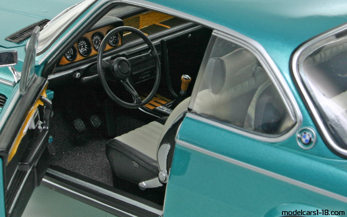 1972 - BMW 3.0 CSi (E9) Minichamps 1/18 (Green) Interior dashboard