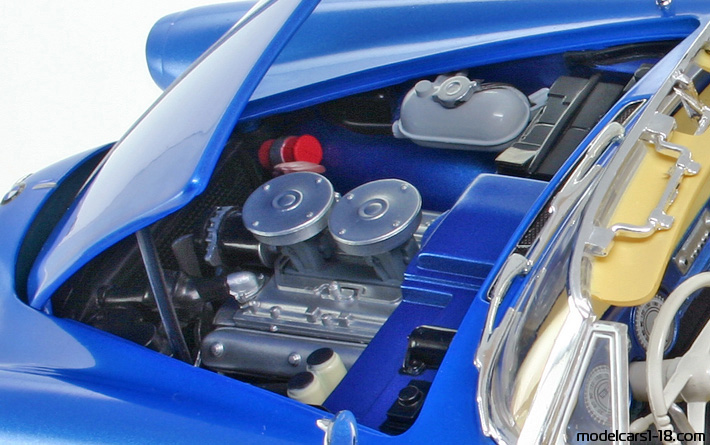 1956 - BMW 503 Revell 1/18 (Blau) Motor