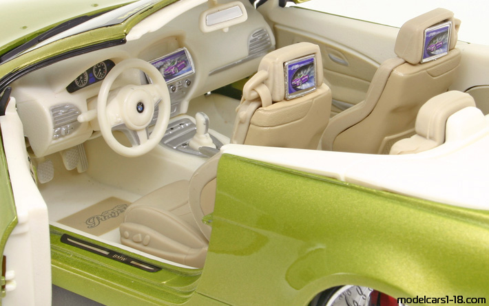 2005 - BMW 645 Ci (E64) Maisto 1/18 (Green) Interior dashboard
