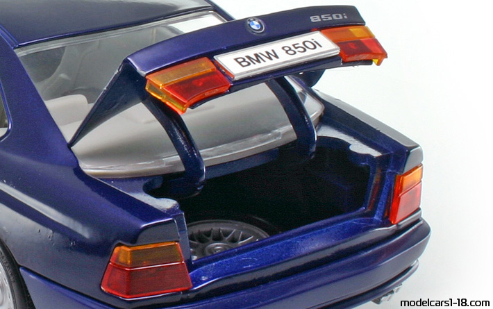 1990 - BMW 850i (E31) Maisto 1/18 (Blau) Kofferraum / Klappbare Scheinwerfer