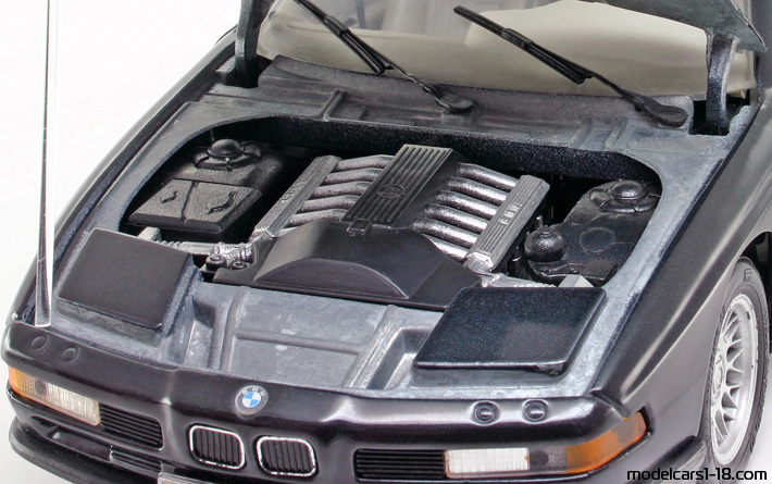 1990 - BMW 850i (E31) Maisto 1/18 (Blau) Motor
