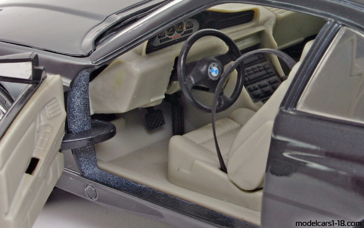 1990 - BMW 850i (E31) Maisto 1/18 (Blau) Innenraum Armaturenbrett