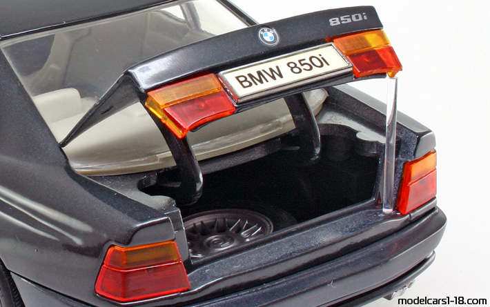1990 - BMW 850i (E31) Maisto 1/18 (Blau) Kofferraum / Klappbare Scheinwerfer