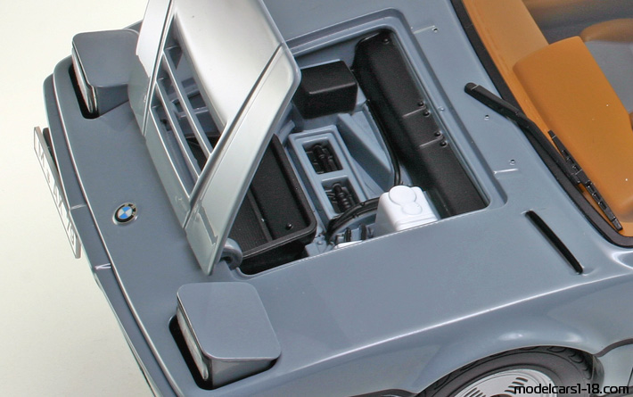 1980 - BMW M1 (E26) Norev 1/18 (Grau) Kofferraum / Klappbare Scheinwerfer