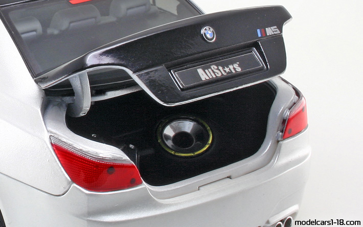 2007 - BMW M5 (E60) Maisto 1/18 (Weiß / Schwarz) Kofferraum / Klappbare Scheinwerfer