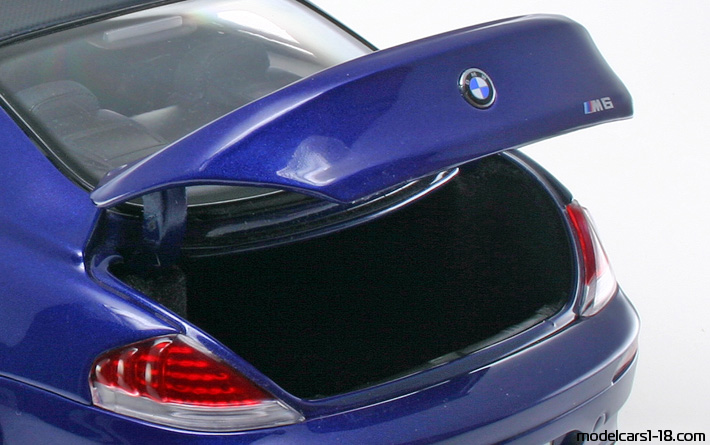 2004 - BMW M6 (E63) Kyosho 1/18 (Blau) Kofferraum / Klappbare Scheinwerfer