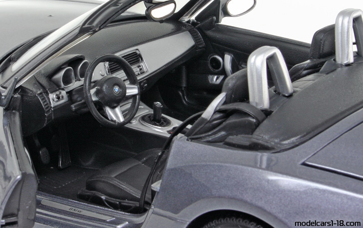 2002 - BMW Z4 (E85) Maisto 1/18 (Grau) Innenraum Armaturenbrett