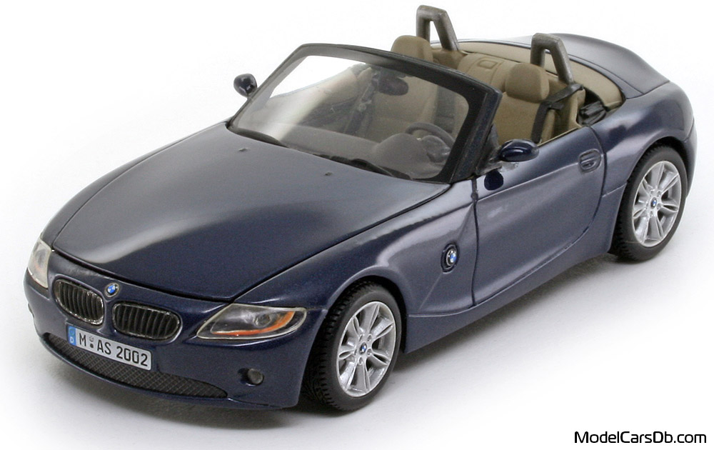 2002 - BMW Z4 (E85) Minichamps 1/43 (Син) Предна лява страна