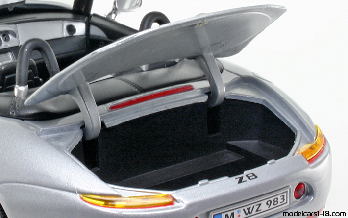 2000 - BMW Z8 (E52) Welly 1/18 (Silber) Kofferraum / Klappbare Scheinwerfer