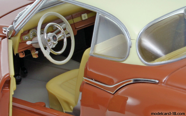 1955 - Borgward Isabella Revell 1/18 (Orange / Weiß) Innenraum Armaturenbrett