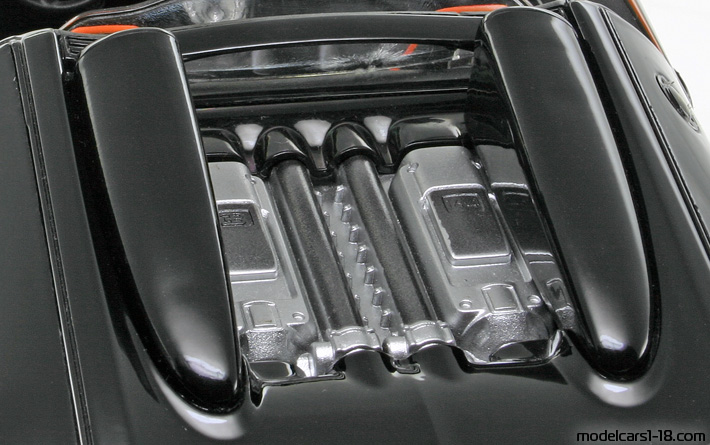 2012 - Bugatti Veyron 16.4 Grand Sport Rastar 1/18 (Black / Red) Engine