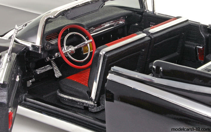 1959 - Cadillac Eldorado Biarritz (62) Maisto 1/18 (Schwarz) Innenraum Armaturenbrett
