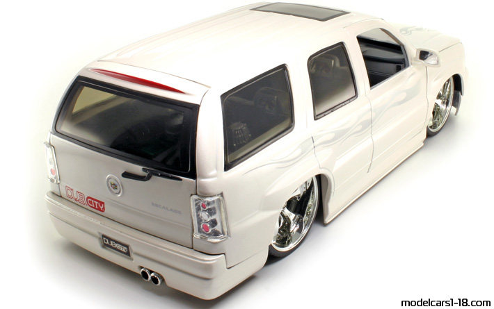 2001 - Cadillac Escalade Jada Toys 1/18 (White) Rear right side