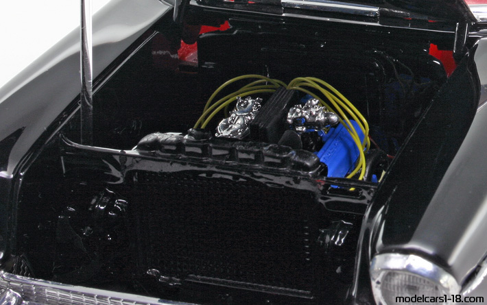 1957 - Chevrolet Bel Air ERTL 1/18 (Schwarz) Motor