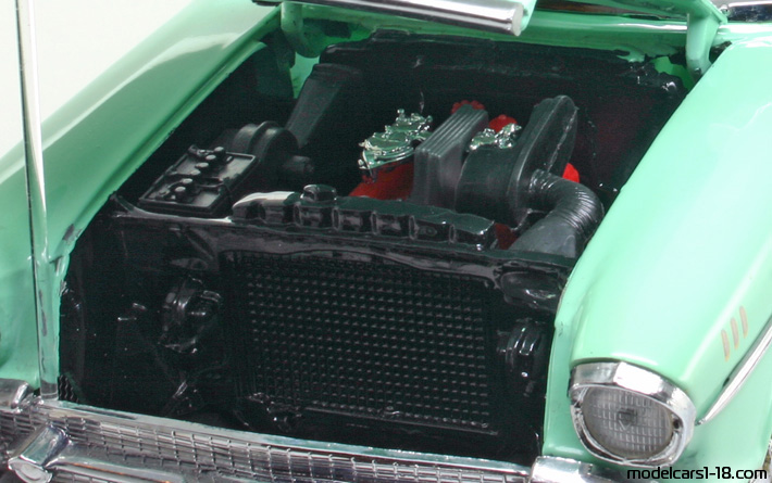 1957 - Chevrolet Bel Air ERTL 1/18 (Grün / Weiß) Motor