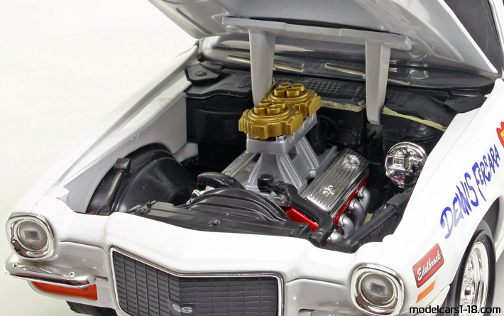 1970 - Chevrolet Camaro Baldwin Motion ERTL 1/18 (Weiß / Schwarz) Motor