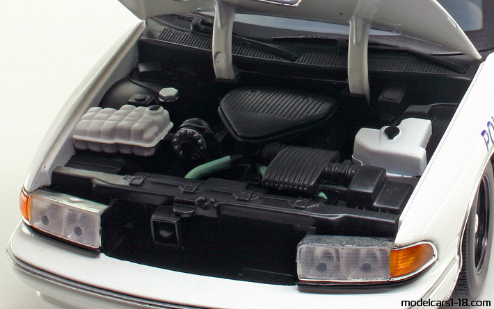 1996 - Chevrolet Caprice Police UT 1/18 (Белый / Синий) Двигатель