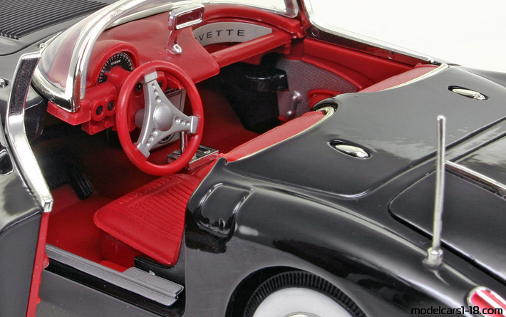 1958 - Chevrolet Corvette C1 Motor Max 1/18 (Чёрный / Серебристый) Интерьер панель приборов